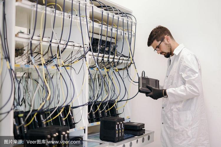 网络技术员在工厂测试调制解调器
